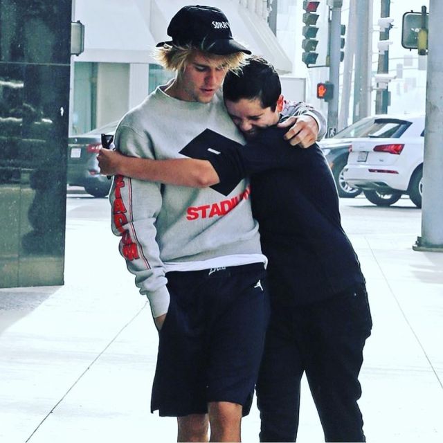 akse Diverse varer Uforudsete omstændigheder The sweatshirt Champions X Justin Bieber "Stadium Tour" worn by Justin  Bieber on Instagram | Spotern