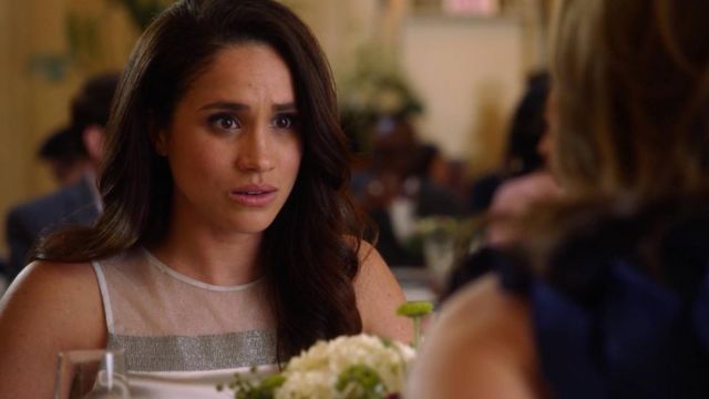 The tank details of chains of Rachel Zane (Meghan Markle) on Suits S05E09