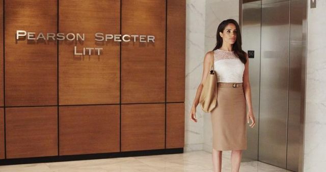 The pencil skirt beige Rachel Zane (Meghan Markle) on Suits S05E10