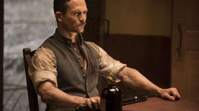 The shirt of the Major Craddock (Jonathan Tucker) in Westworld S02E04