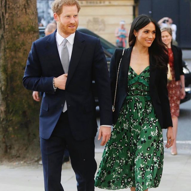 robe noire asos meghan markle