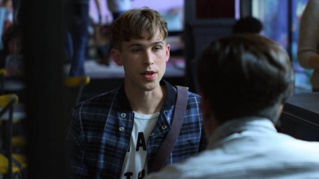 The jacket plaid Vivienne Westwood Ryan Shaver (Tommy Dorfman) in 13 Reasons Why S02E01