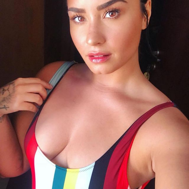 The swimsuit One Piece striped The Anne-Marie de Demi Lovato on his account Instagram