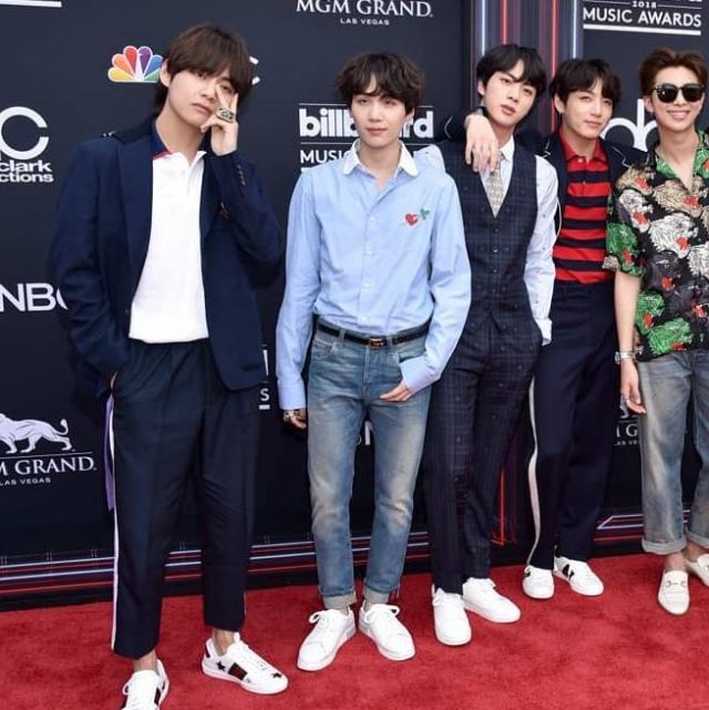 La camisa azul cielo de Gucci usada por Suga de BTS en los Billboard Music Awards 2018
