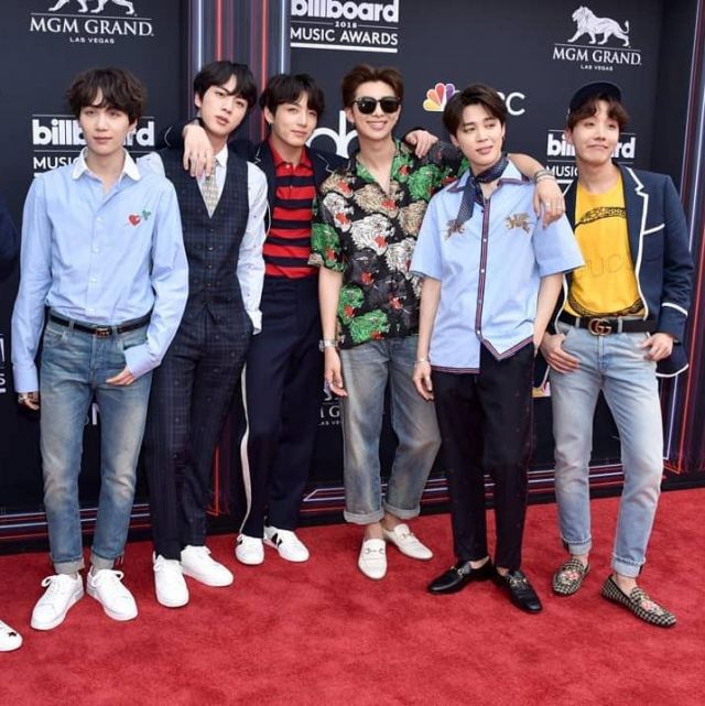 The leather Moccasins horsebit and fringes beige RM at the Billboard Music Awards