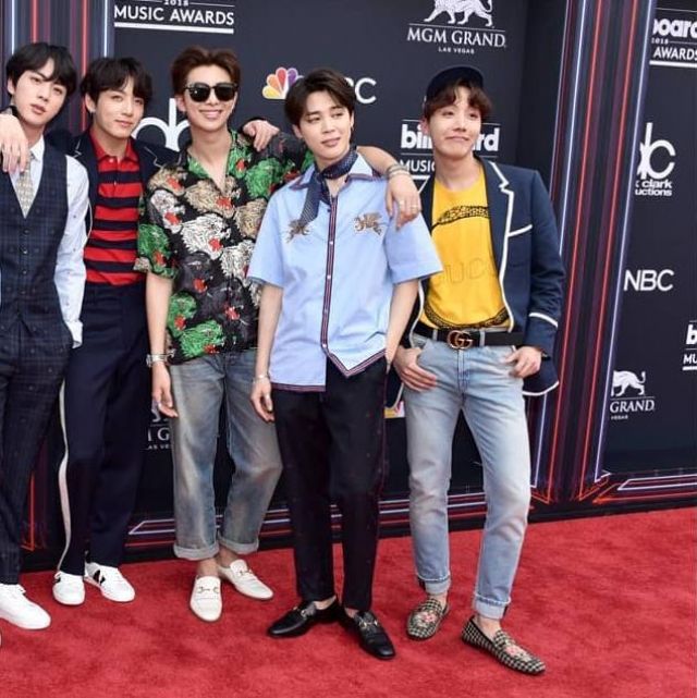 The short-sleeved shirt blue with flying tigers of Jimin at the Billboard Music Awards