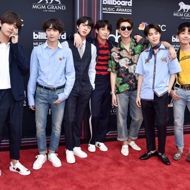 The pants adjusted to tiles and the bee blue Jin at the Billboard Music Awards