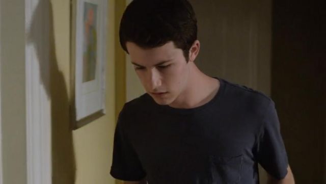 The t-shirt navy blue worn by Clay Jensen (Dylan Minnette) seen in 13 reasons why S02E05