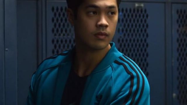 La veste de survêtement Adidas bleue portée par Zach Dempsey (Ross Butler) dans 13 reasons why S02E05
