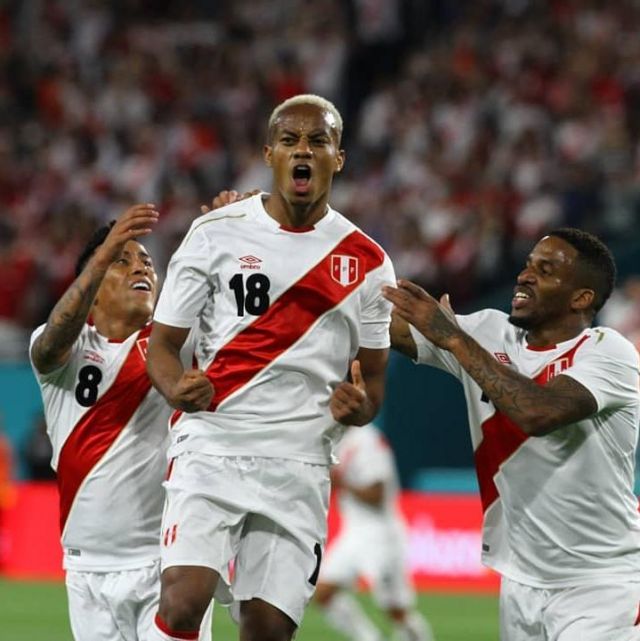 Le maillot officiel Umbro de l'Équipe du Pérou pour la Coupe du Monde 2018 porté par Edison Flores sur Instagram
