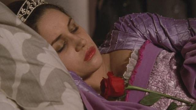 Le diadème de prin­cesse de Char­lotte Boyd / La Belle au bois dor­mant (Me­ghan Markle) dans Castle S04E17