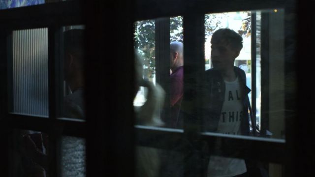 The t-shirt-white Sol Angeles "Walk This Way" by Ryan Shaver (Tommy Dorfman) in 13 Reasons Why S02E01