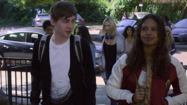 Silence + Noise-Rouge Sur le Tour de Satin Varsity Blouson porté par Jessica Davis (Alisha Boe) comme on le voit dans les 13 Raisons pour lesquelles S02E01