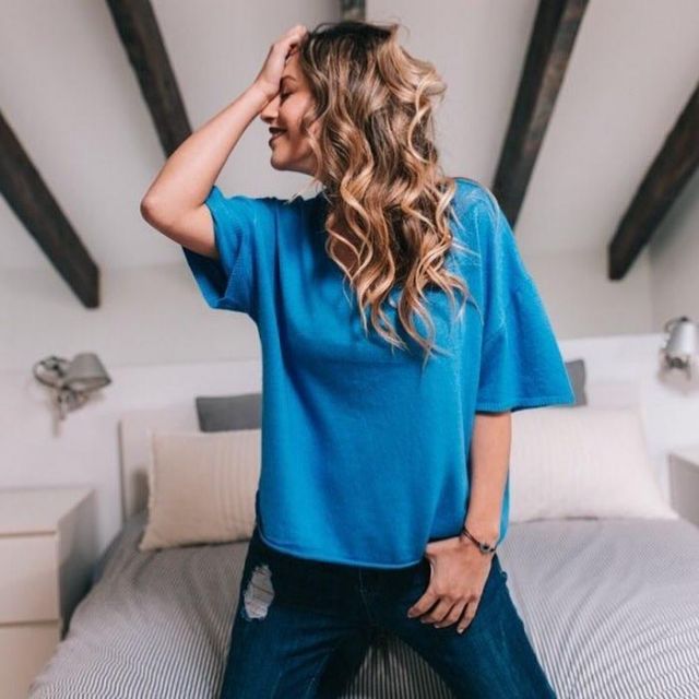 La camiseta azul real que lleva Caroline Bassac (beauteactive) en Instagram