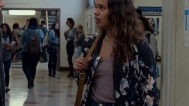 Le bomber à motifs Cornucopia porté par Jessica Davis (Alisha Boe) dans 13 reasons why S02E08