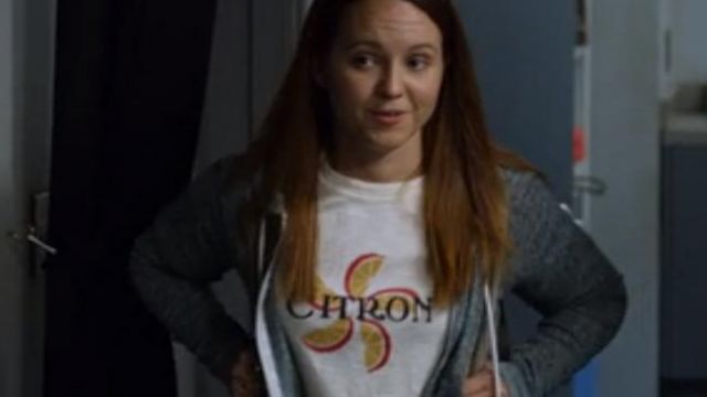 The t-shirt lemon worn by Mackenzie (Chelsea Alden) is seen in 13 reasons why S02E08