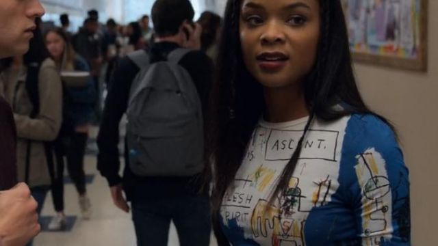 Le crop top à motifs Alice + Olivia porté par Sheri Holland (Ajiona Alexus) vu dans 13 reasons why S02E08