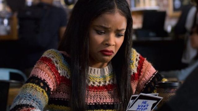 The sweater multicolor worn by Sheri Holland (Ajiona Alexus) in 13 reasons why S02E06