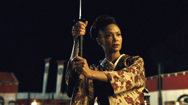 Maeve (Thandie Newton) floral kimono comme on le voit dans Westworld 2x05