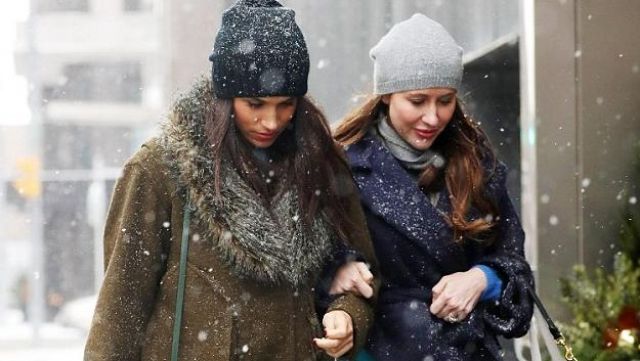 The coat khaki faux fur collar Smithe of Meghan Markle in Toronto under the snow in 2016