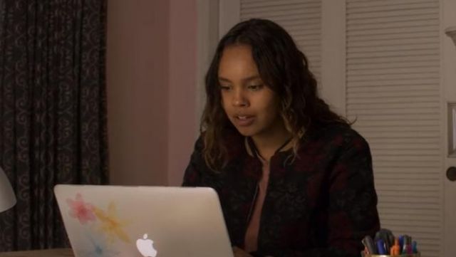 The bomber floral Sanctuary worn by Jessica Davis (Alisha Boe) in 13 reasons why S02E12