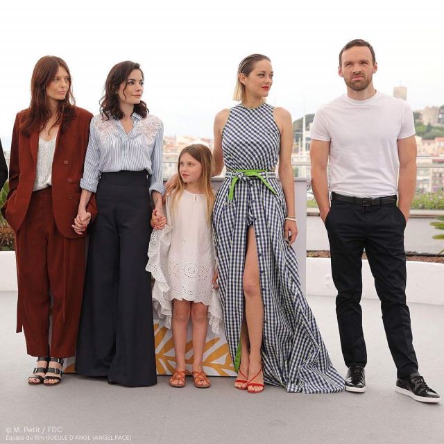 La robe à carreaux Adam Selman portée par Marion Cotillard pendant le Festival de Cannes 2018