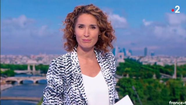 La chaqueta blanca y negra impresa por Marie-Sophie Lacarrau en Le 13H de France 2 del 21/05/2018