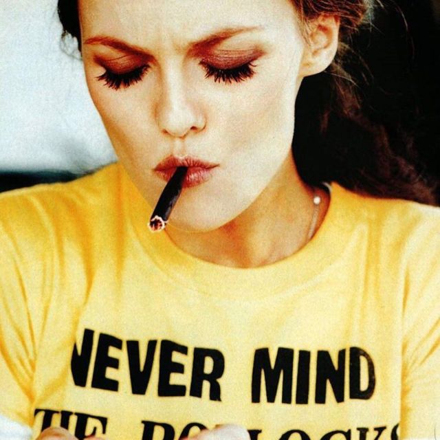 The yellow t-shirt of The Sex Pistols worn by Vanessa Paradis on the account Instagram of Lily-Rose Depp