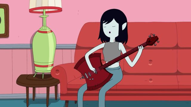 Une réplique fonctionnelle de la guitare basse rouge en forme de hâche de Marceline dans Adventure Time