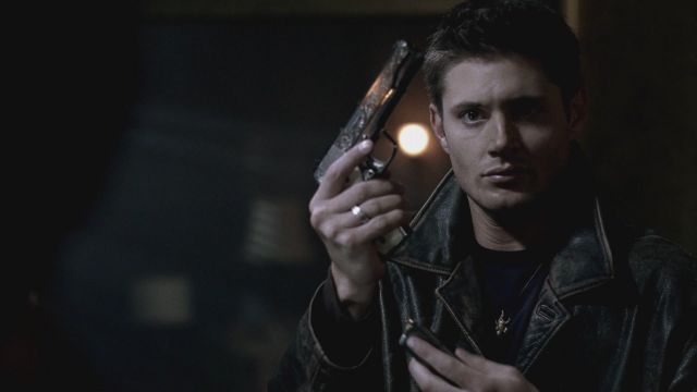 Dean Win­ches­ter's (Jen­sen Ackles) Colt M1911A1 replica as seen in Su­per­na­tu­ral 8x11
