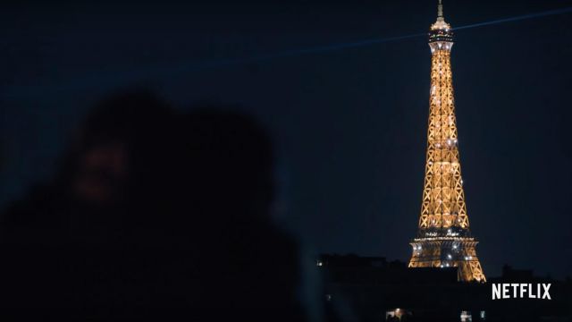 Une vue sur Tour Eiffel illuminée à Paris dans Sense8 S03E01