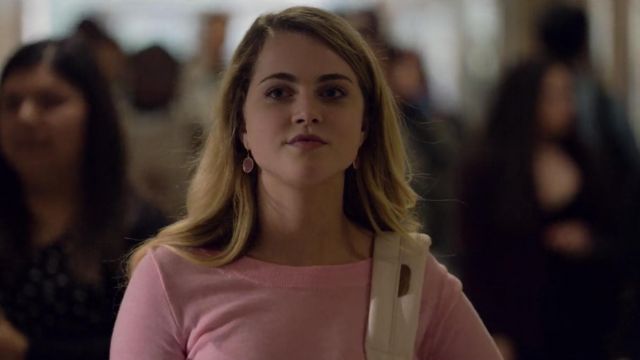Le pull rose J. Crew de Chloe (Anne Winters) dans 13 Reasons Why S02E03