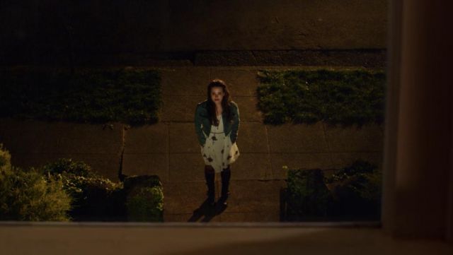 The white dress with embroidery, Free People Hannah Baker (Katherine Langford) in 13 Reasons Why S02E01