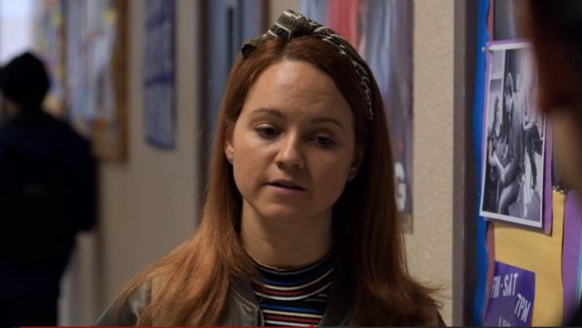 Mackenzie (Chelsea Alden) lleva un suéter a rayas multicolor en 13 Reasons Why S02E11