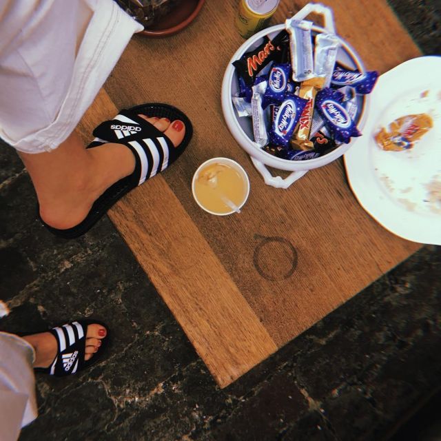 Les claquettes Adidas adissage portées par Angèle sur son compte Instagram