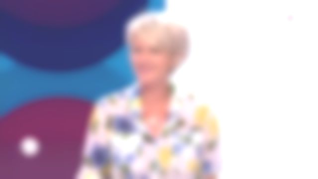 La chemise imprimée roses jaunes et bleues de Sophie Davant dans C'est au programme du 22/05/2018