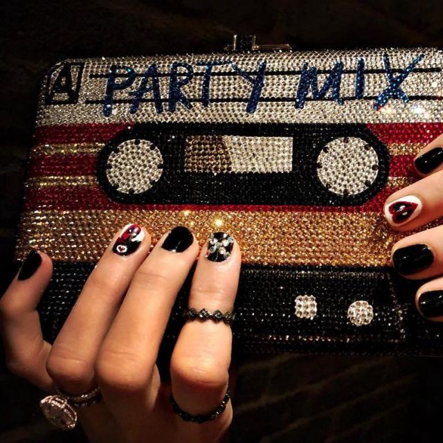 Le sac à main en forme de cassette 'Party Mix' Judith Leiber de Blake Lively sur son compte Instagram