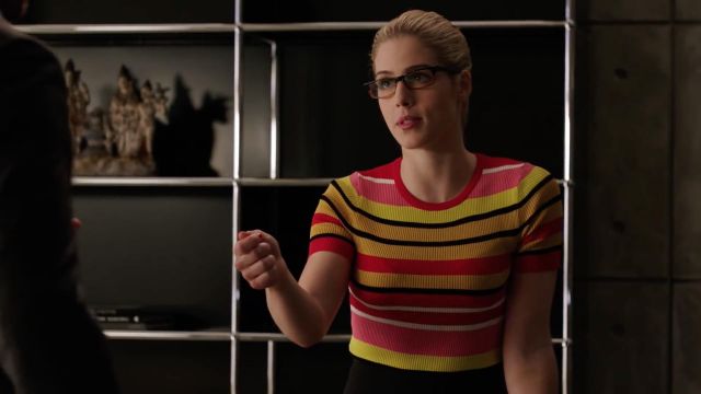 Le pull multicolores de Feli­city Smoak (Emily Bett Ri­ckards) dans Ar­row S06E18