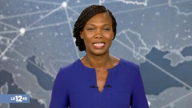 The blue dress and 2 flat pockets on the chest of Kareen Guiock in The 12:45 30/04/2018
