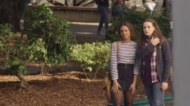 The shoulder bag brown Jessica Davis (Alisha Boe) in 13 reasons why S01E02