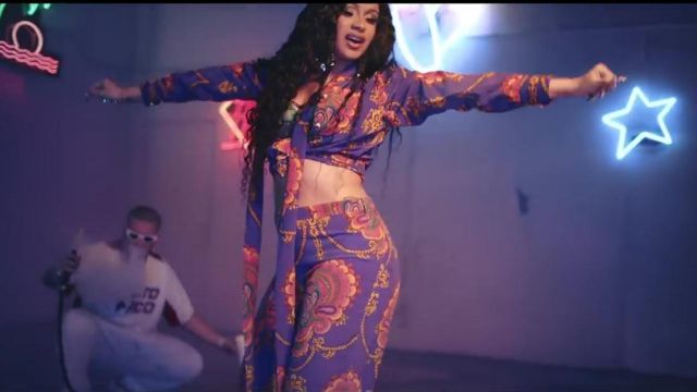 La chemise en soie Gucci violette de Cardi B dans son clip I Like It feat Bad Bunny et J Balvin