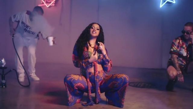 Les escarpins roses Louboutin de Cardi B dans son clip I Like It feat Bad Bunny et J Balvin