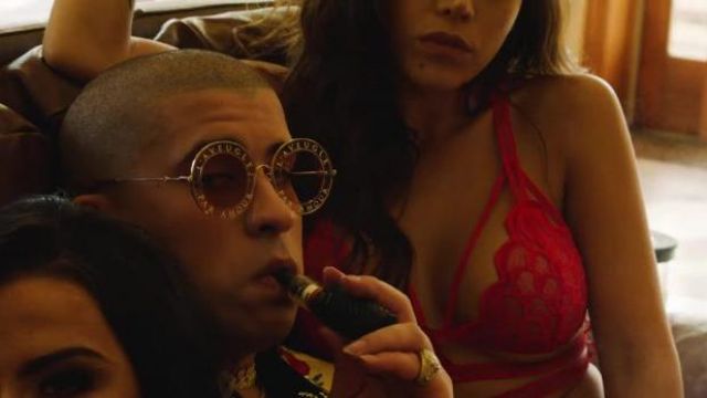The Gucci L’Aveugle Par Amour Sunglasses worn by Bad Bunny in the video clip Chambea