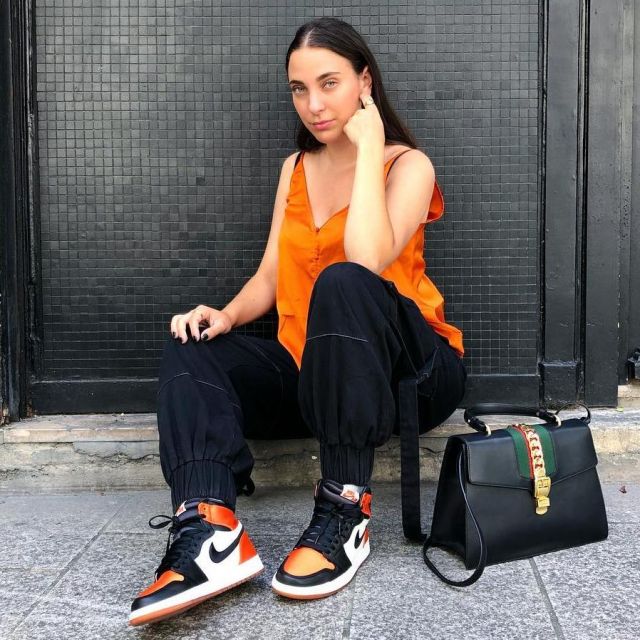 sneakers Air Jordan 1 orange et noir 