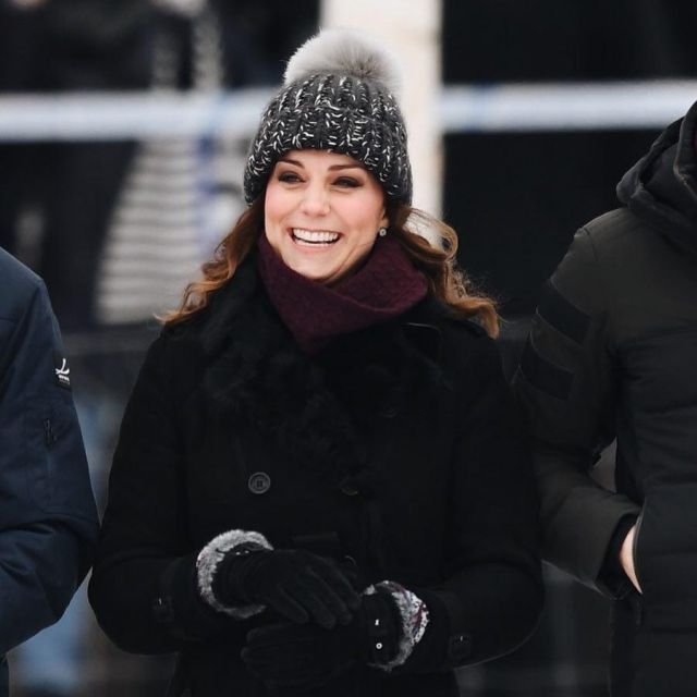 The black bonnet and stripes white with pom-pom worn by Kate Middleton during her trip to Sweden