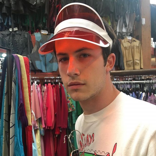 En Plastique rouge Visière porté par Dylan Minnette comme on le voit sur Instagram