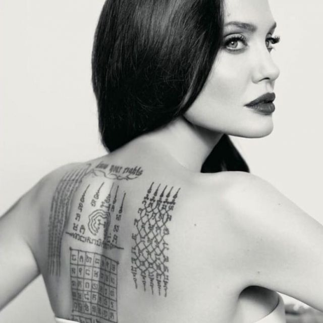 La réplique en tatouage temporaire en écriture Bouddhiste  de celui d'Angelina Jolie