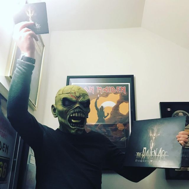 The disc's vinyl of The raven age "Darkness Will Rise" in the official account instagram of the group Iron maiden