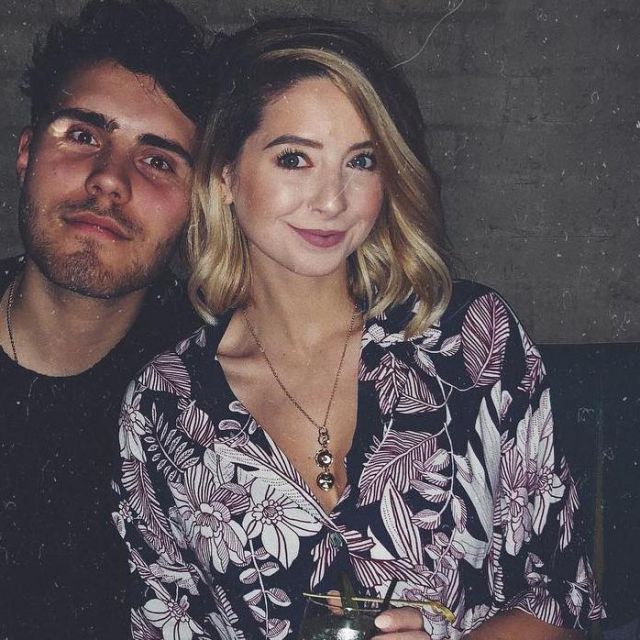 The round pendant in gold surrounded by diamonds of Zoella (Zoe Suggested) on his account Instagram