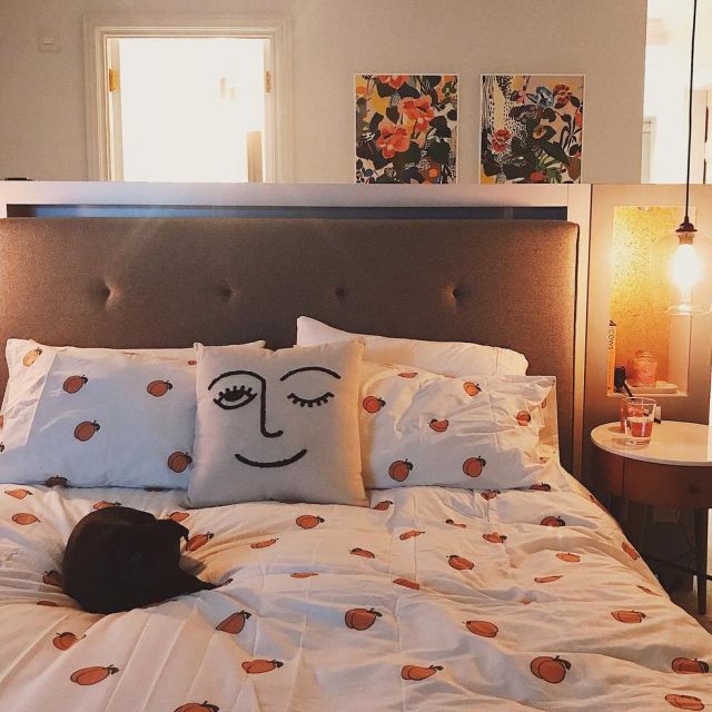 Le coussin blanc brodé clin d'oeil de Zoella (Zoe Sugg) sur son compte Instagram